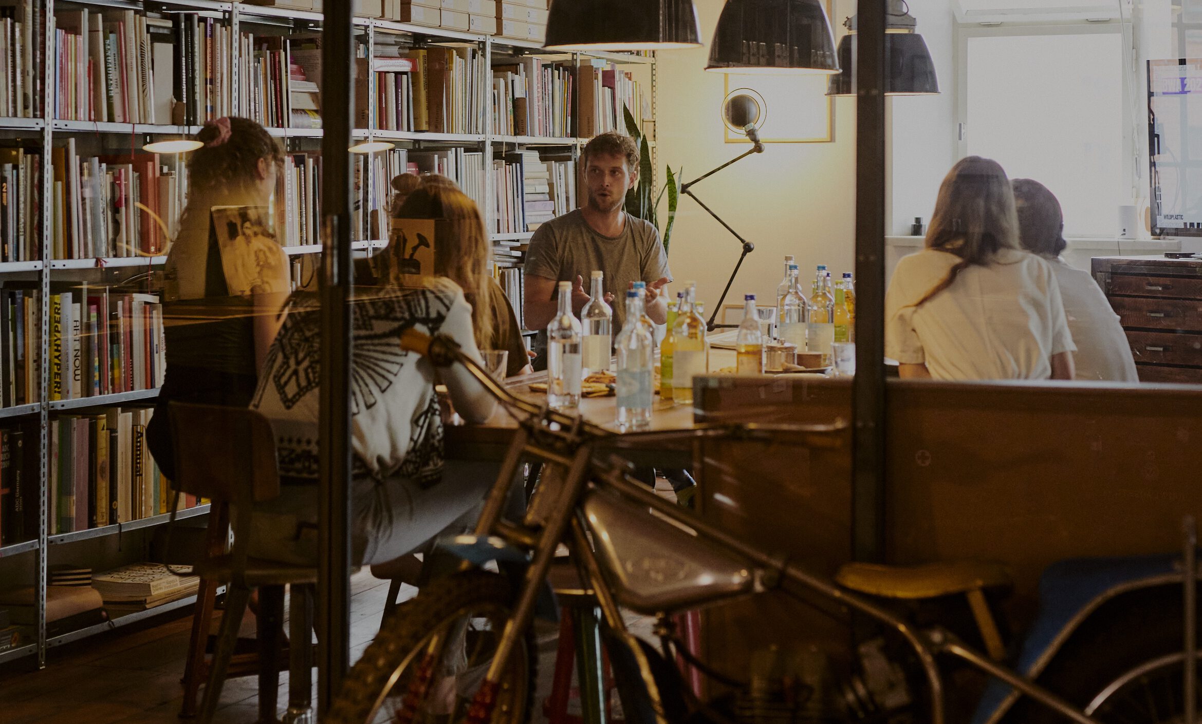 Team_© Anna Ziegler Anna Ziegler, Wild Plastic, Studio Oeding, Katrin Oeding, Hamburg, Christian Sigmund, Brook 5, Startup, Purpose Unternehmen, recycling, Plastik, Team Meeting, Wildbag, life cycle assesament,