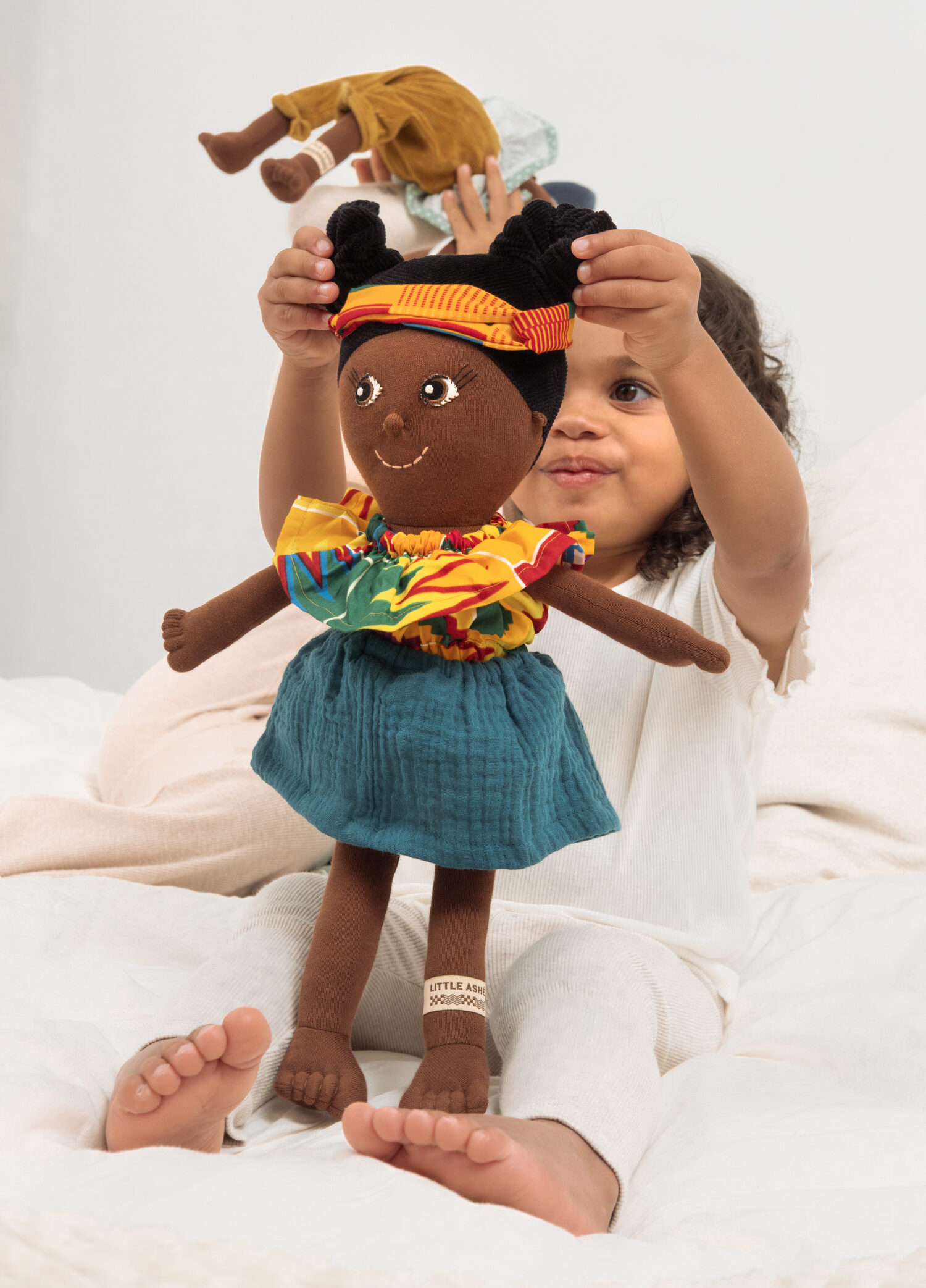 Kleines Mädchen mit Puppe von Little Ashé (c) Ben Wessler